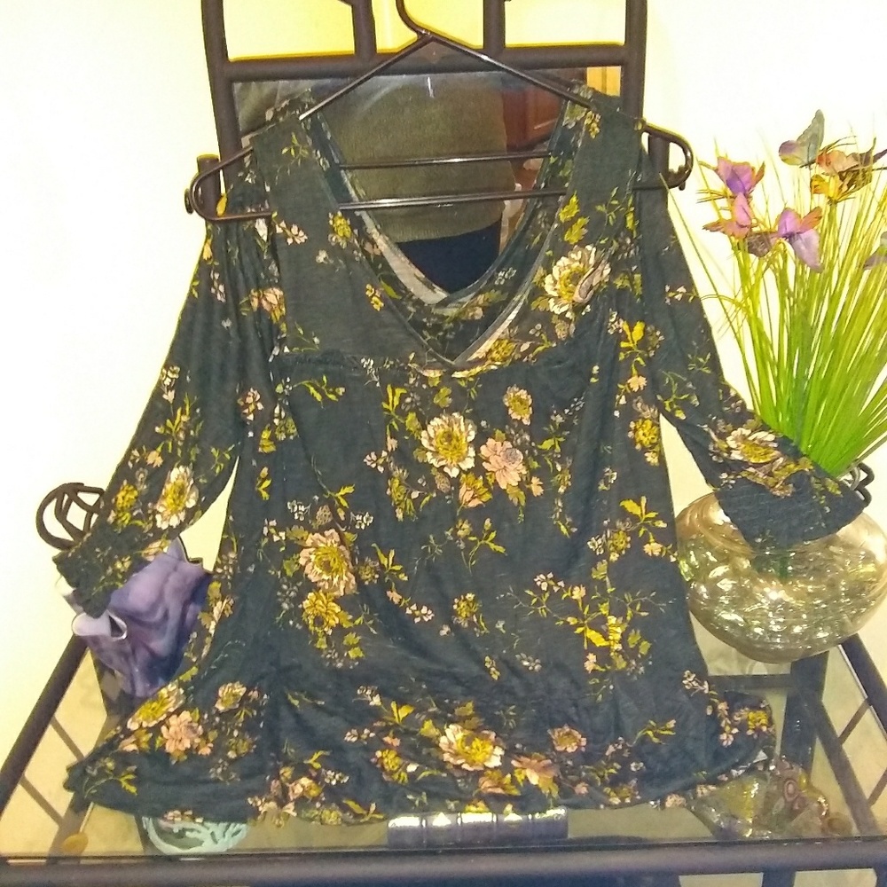 Bundle 2 for $25 "Eyeshadow"Designer Top!